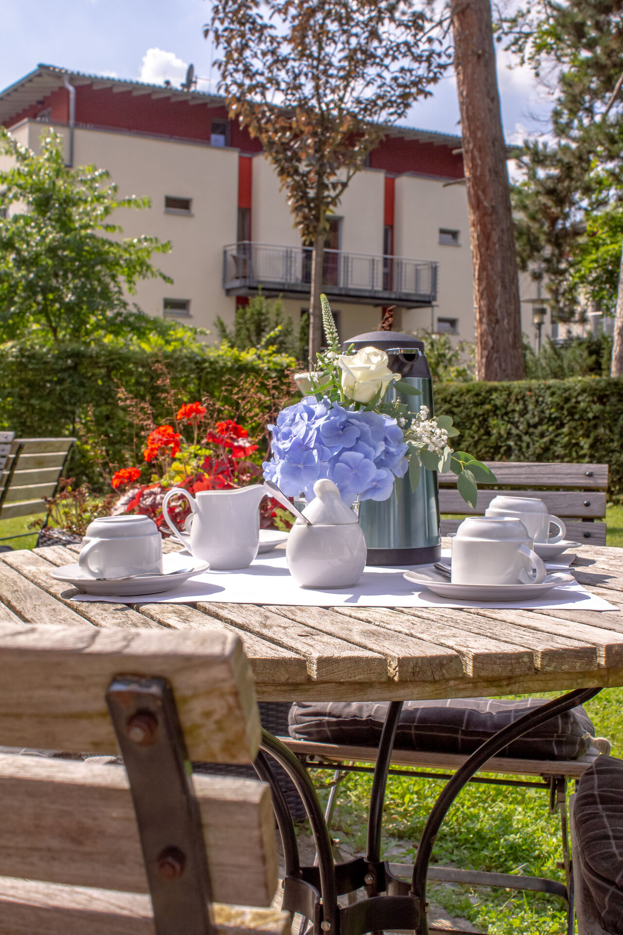Terrasse des das anno mit Blick aufs Siebengebirge